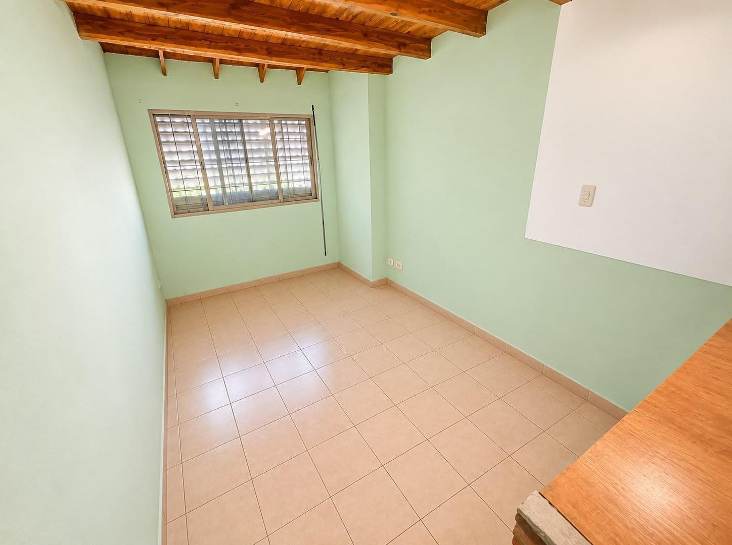 Foto de Casa en alquiler 4 ambientes con cochera y terraza en Ituzaingó, imagen 2