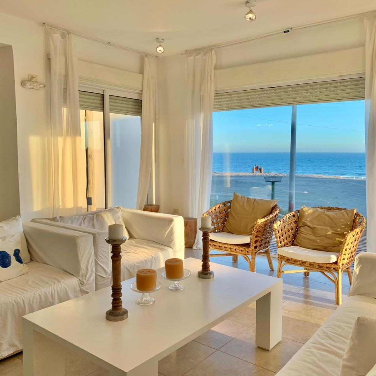 ESPECTACULAR CASA A PASOS DEL MAR