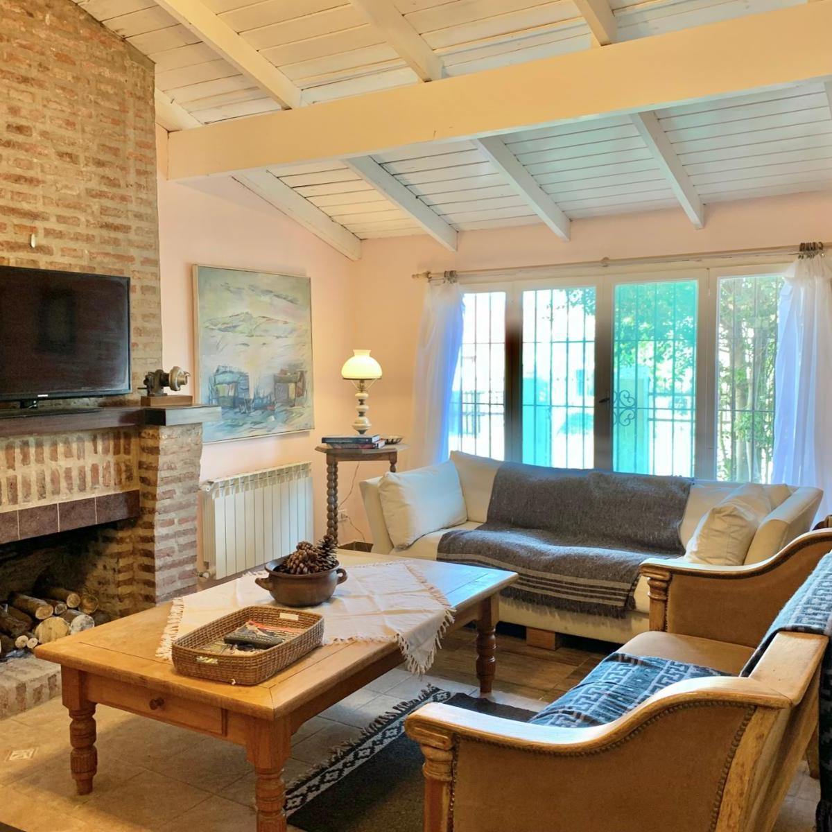 Excelente Casa con Gran Parque a m de La Playa 2