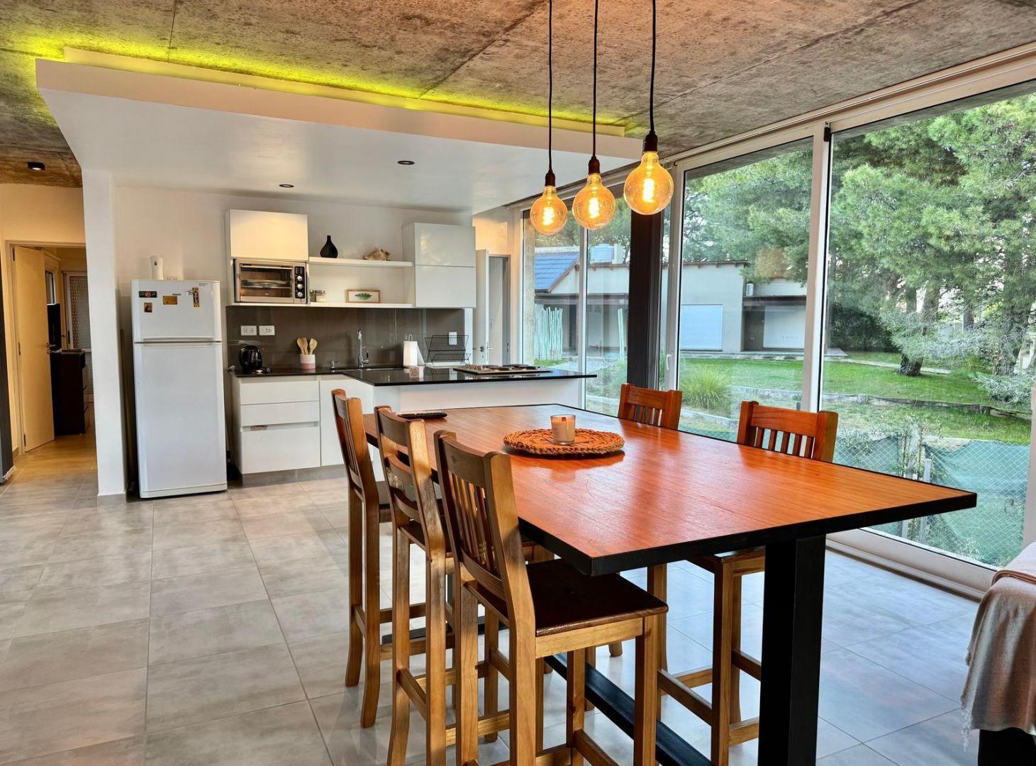 Foto de MODERNA CASA CON DISEÑO UNICO EN B° PINAR DEL GOLF, imagen 3