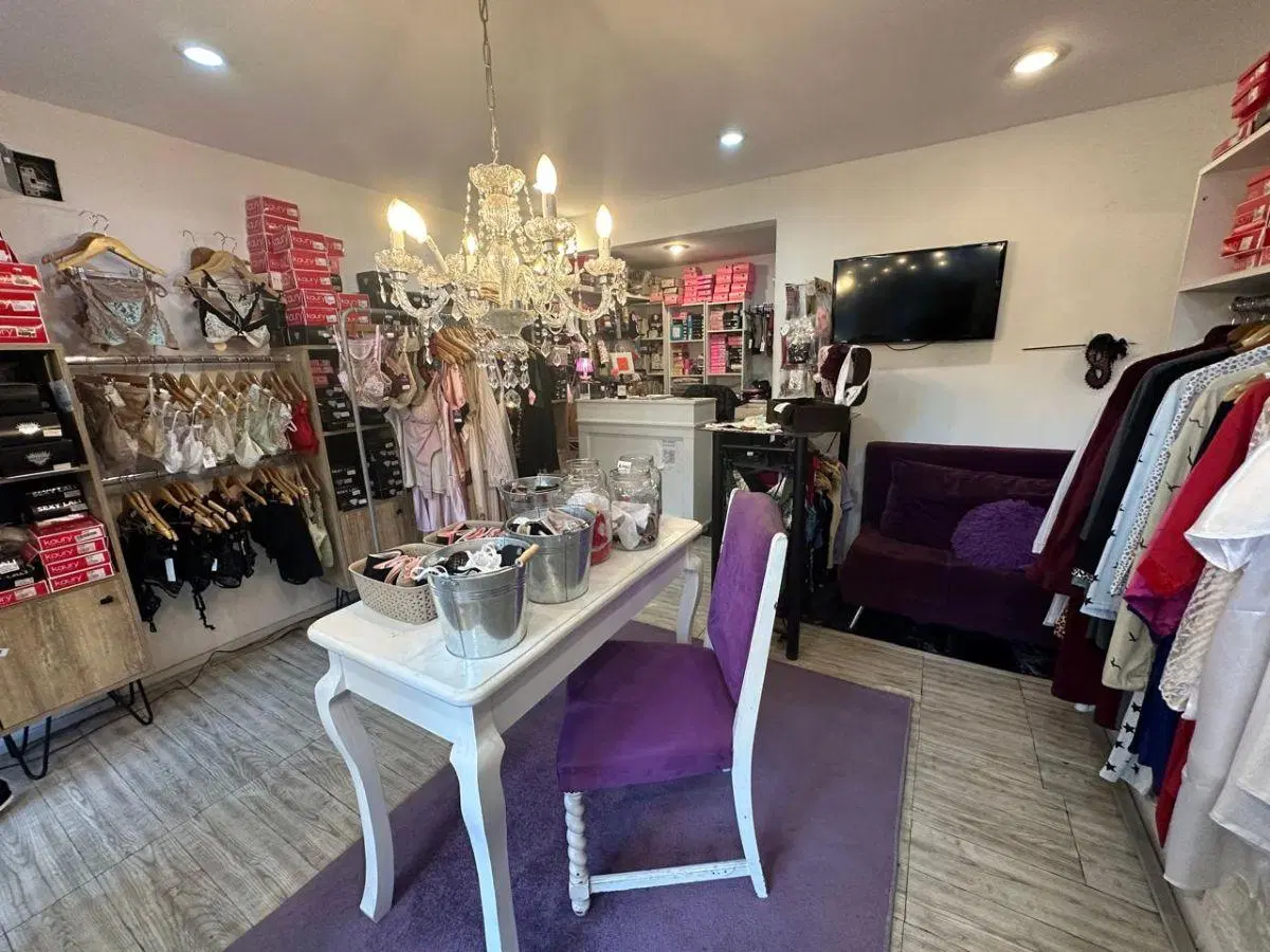 Local en paseo comercial cantilo entre 13 c y 13 b 5