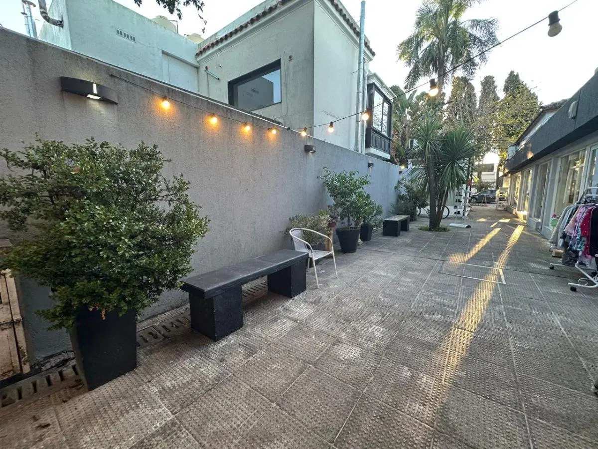 Local en paseo comercial cantilo entre 13 c y 13 b 3