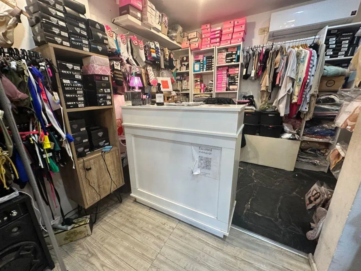 Local en paseo comercial cantilo entre 13 c y 13 b 8