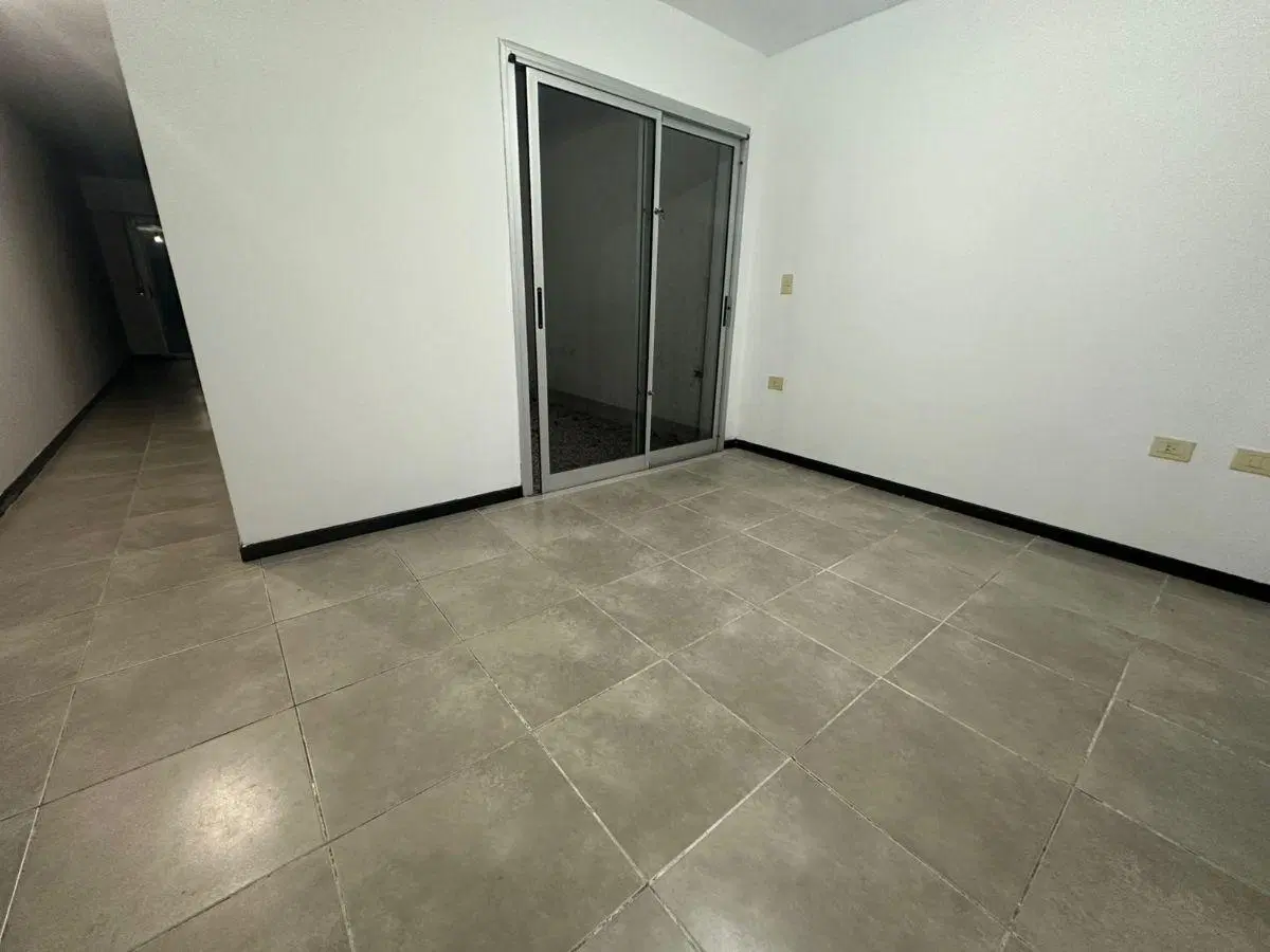 Dúplex de 2 dormitorios con cochera y amplio patio – Alquiler | La Plata 2