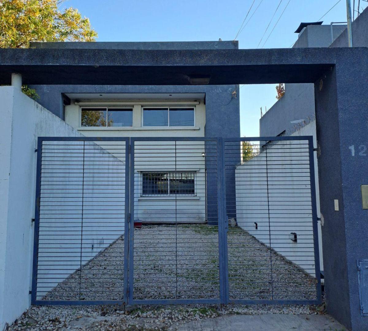 Dúplex de 2 dormitorios con cochera y amplio patio – Alquiler | La Plata