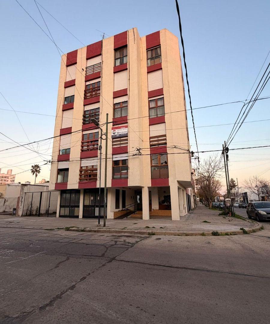 Foto de Departamento de 40 m² con 1 dormitorio en venta en La Plata, imagen 2