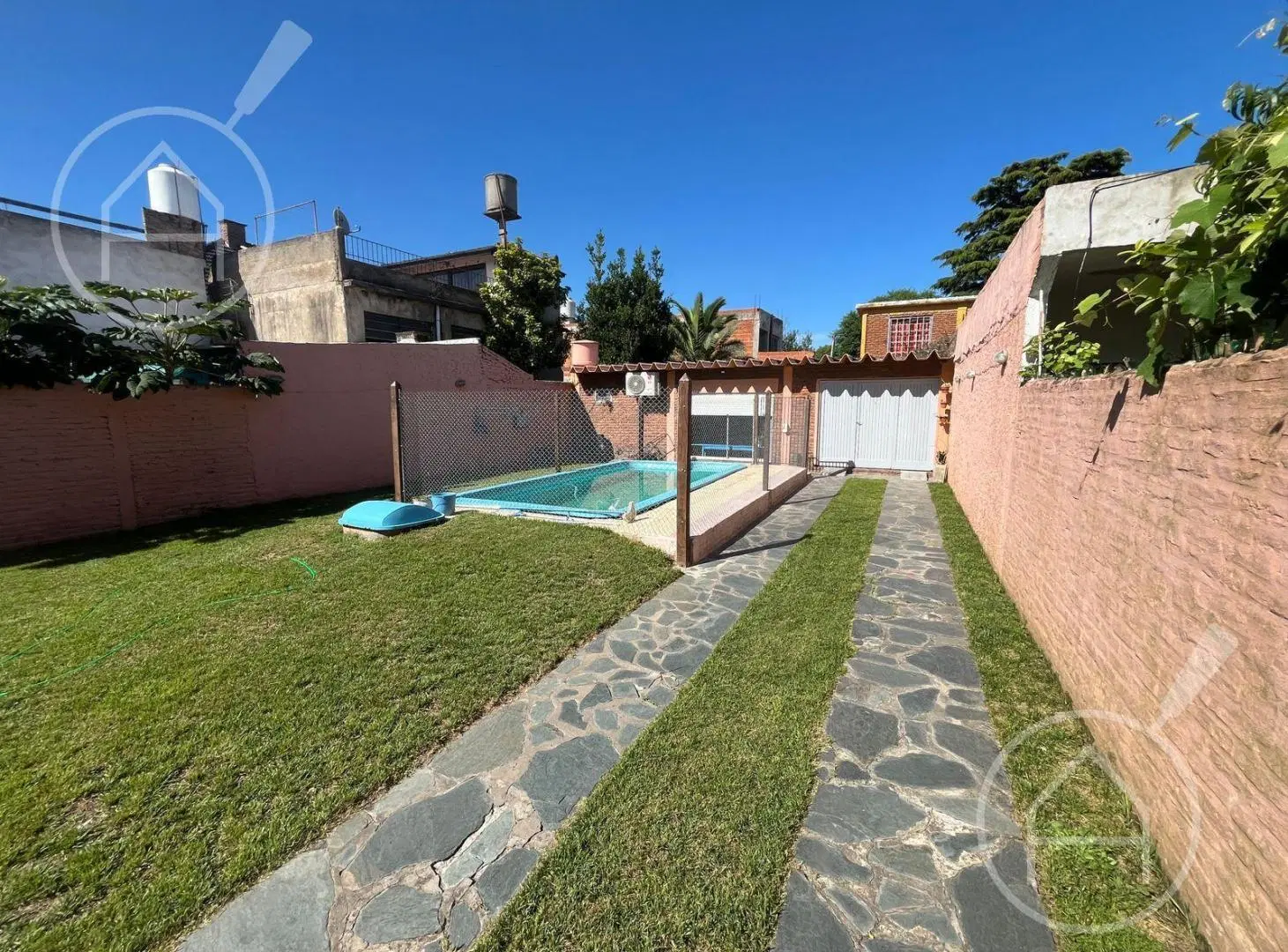 Venta casa tres ambientes jardin pileta quincho Berazategui 2