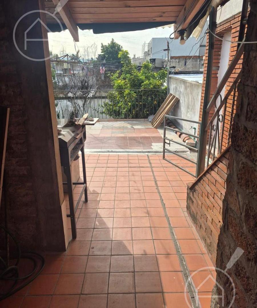 Foto de VENTA PROPIEDAD ÚNICA MORÓN 4 AMBIENTES 2 LOCALES COMERCIALES, imagen 2