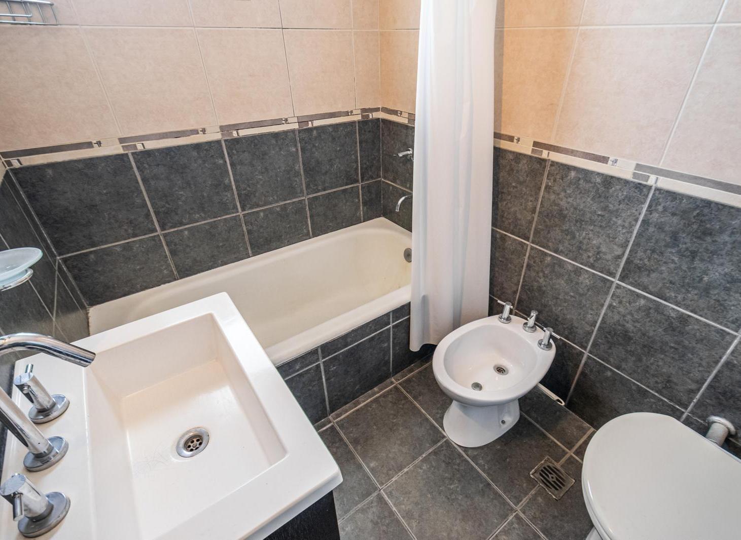 Foto de Departamento - 3 ambientes - Contrafrente- Piso Alto- Balcón - Villa, imagen 5