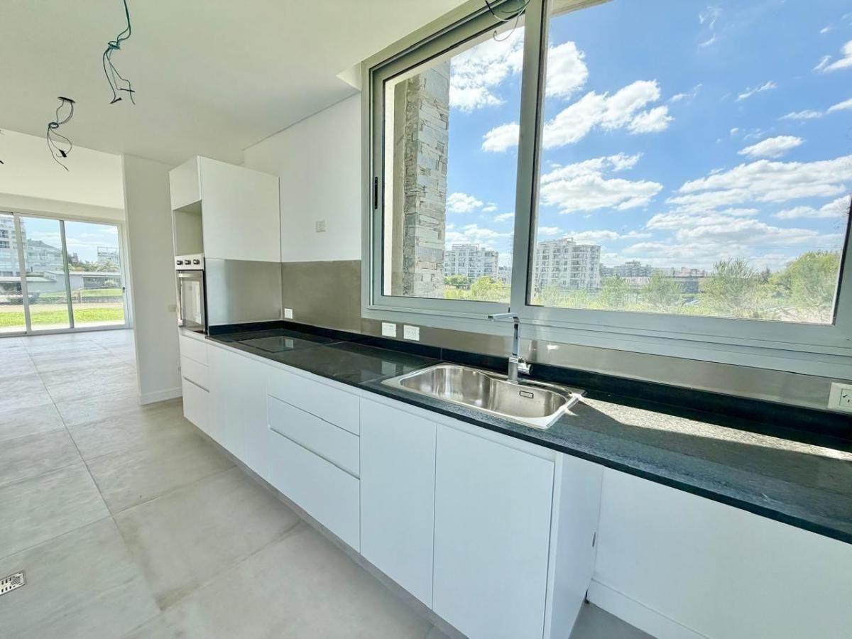 Foto de DEPARTAMENTO EN VENTA TRES AMBIENTES EN NORDELTA CON JARDIN Y PILETA, imagen 2