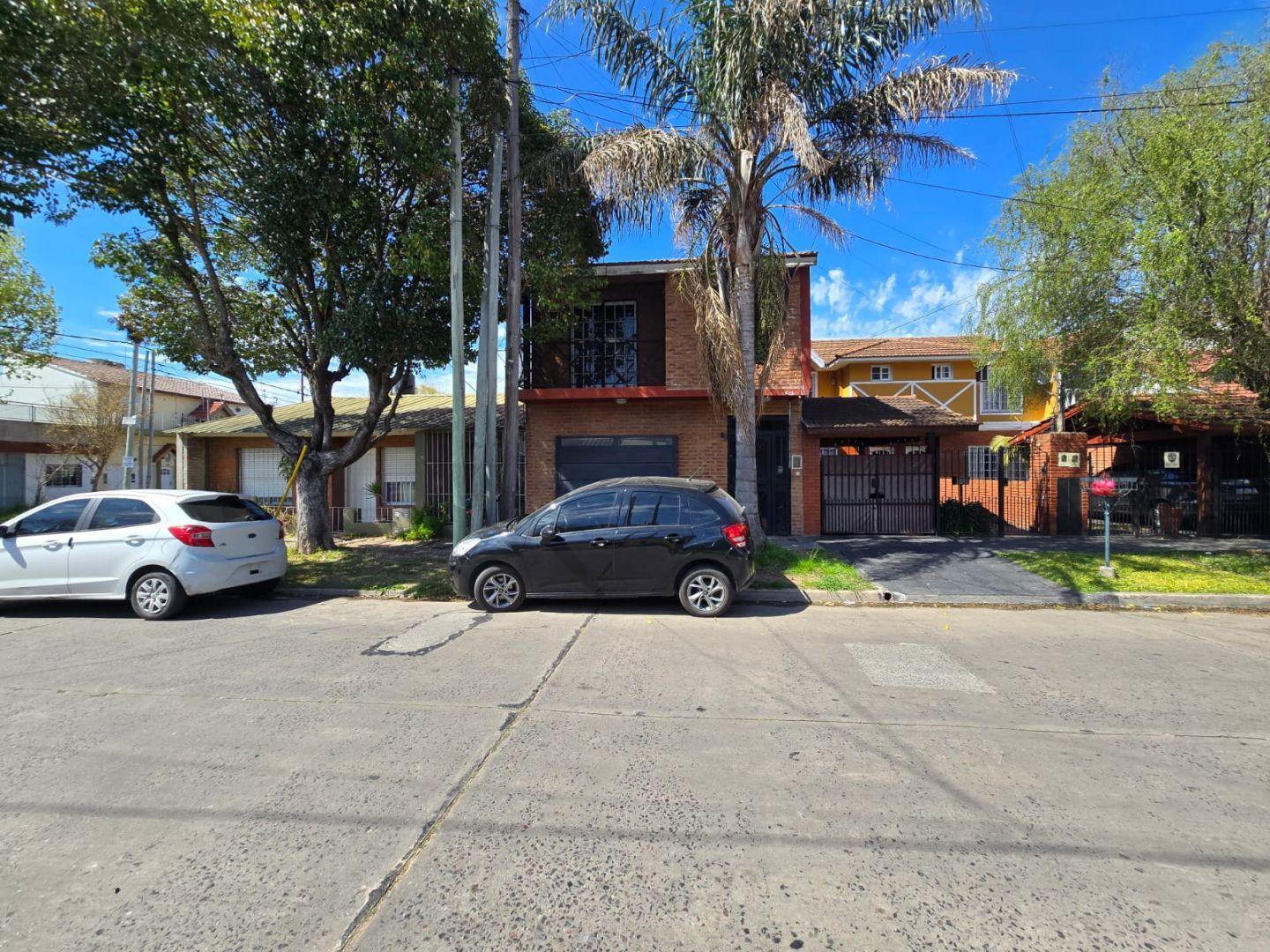 Foto de Venta casa Ezpeleta, Quilmes, 4 ambientes en dos plantas con cochera y, imagen 1