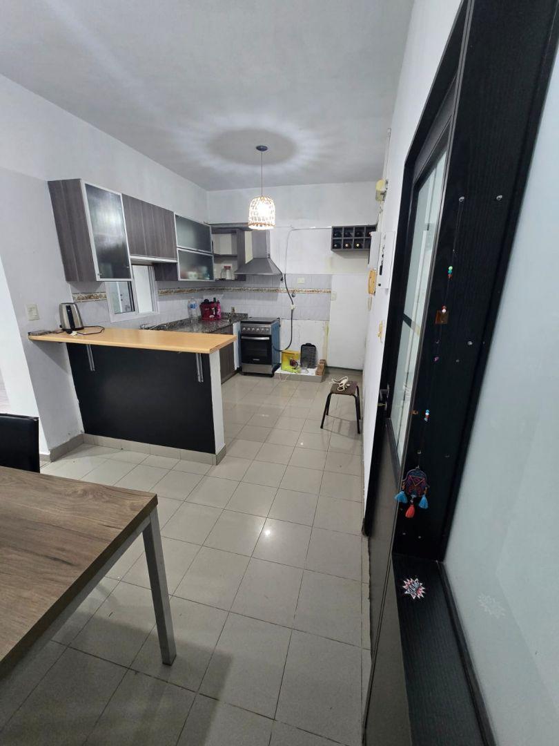 Foto de Venta casa Ezpeleta, Quilmes, 4 ambientes en dos plantas con cochera y, imagen 2