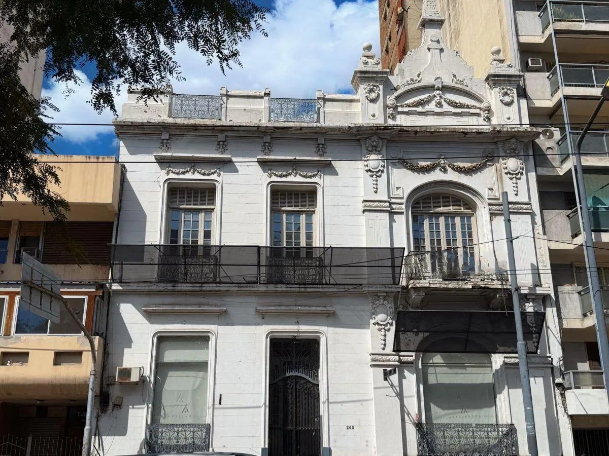 Casona en el Centro - Frente Plaza Colón. Ideal Desarrollista - Uso Profesional/institucional