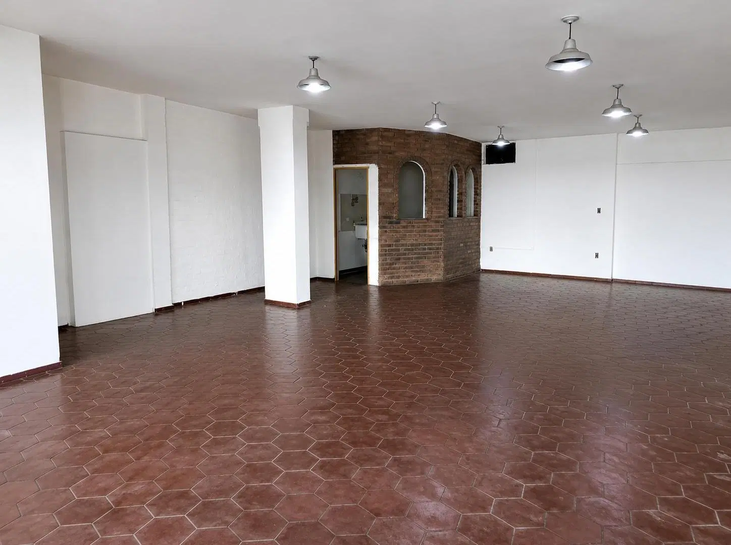 Local Comercial - Excelente ubicación ! Oportunidad ! 8