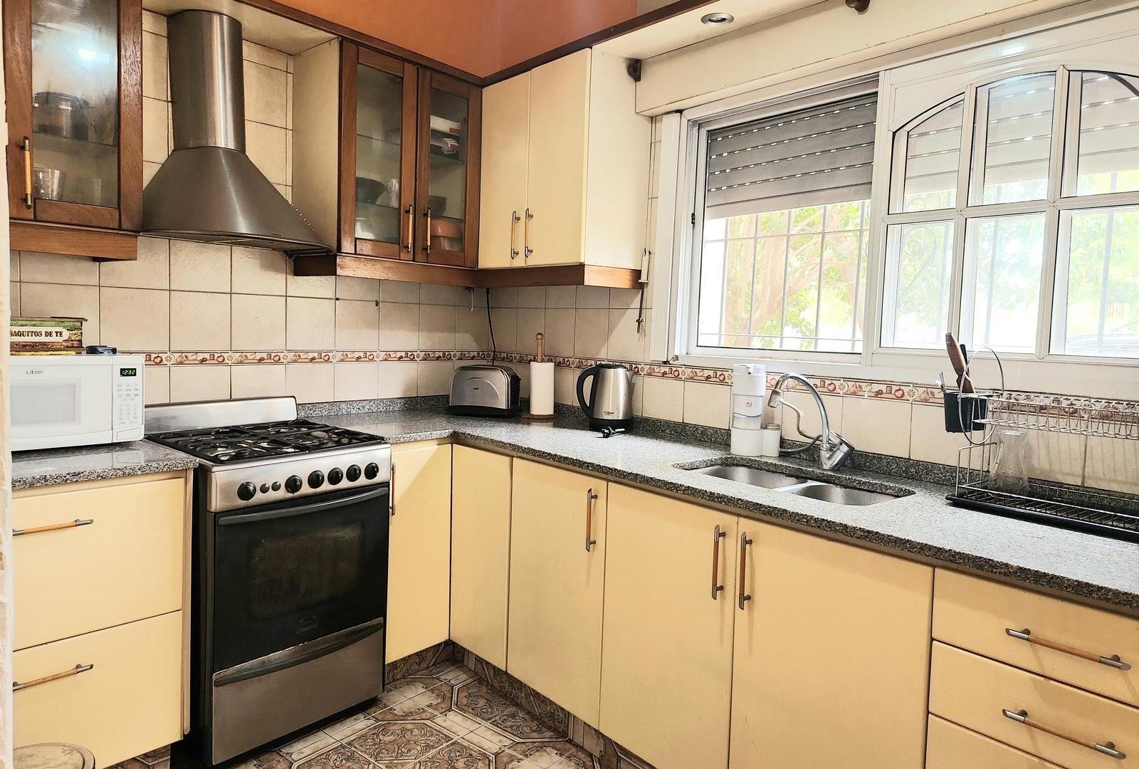 Foto de VENTA CASA CON LOCAL 4 AMBIENTES EN VILLA BALLESTER, imagen 1