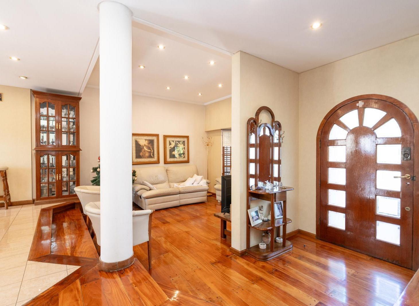 VENTA CASA LOTE PROPIO 5 AMB CON COCHERA, PLAYROOM, PATIO Y QUINCHO CON PARRILLA EN MONTE CASTRO