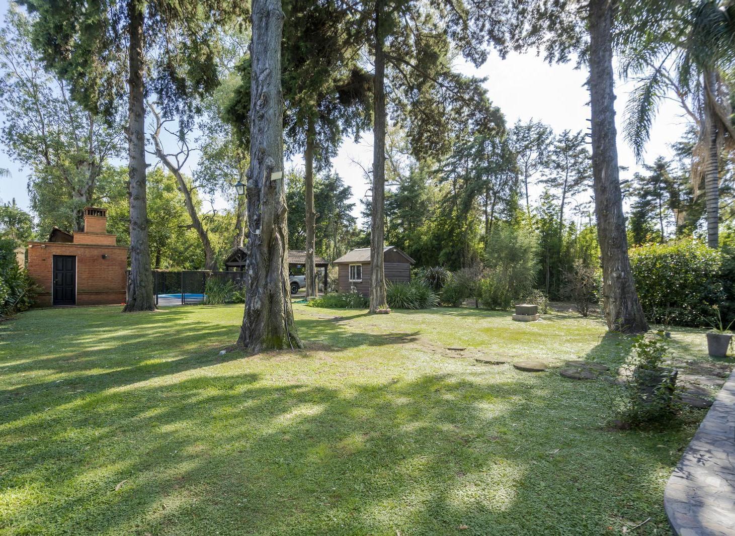 Venta casa de 3 ambientes con parque y pileta en La Soberana