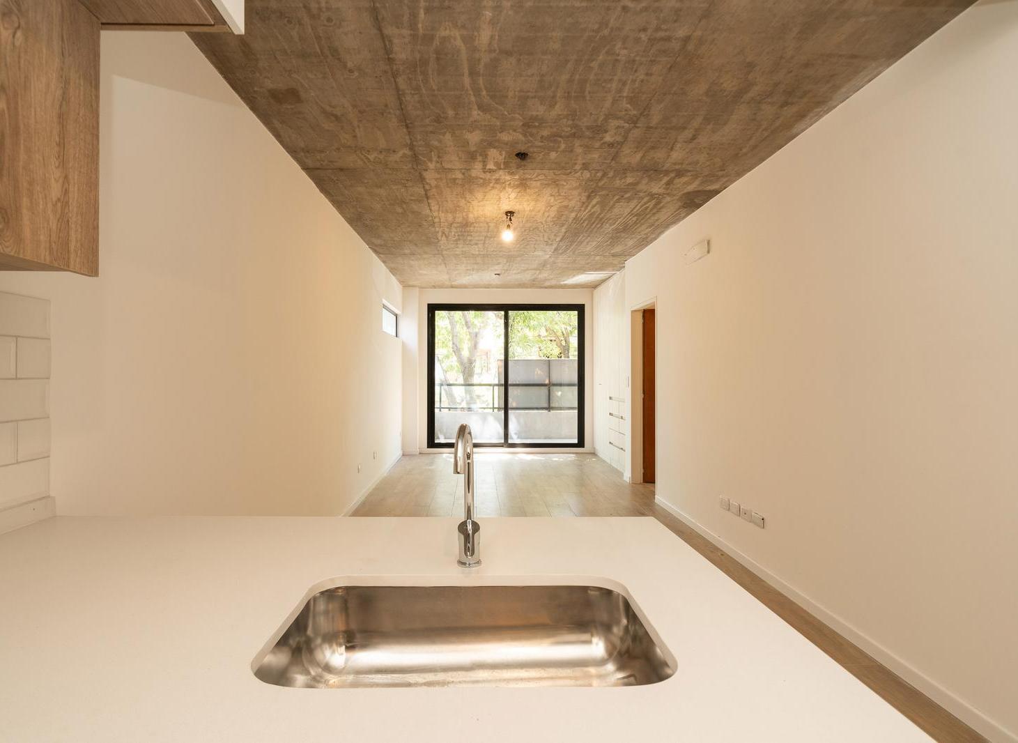 VENTA EN POZO, DEPARTAMENTO 2 AMBIENTES, CON ESCRITORIO, BALCON Y PARRILLA EN COGHLAN