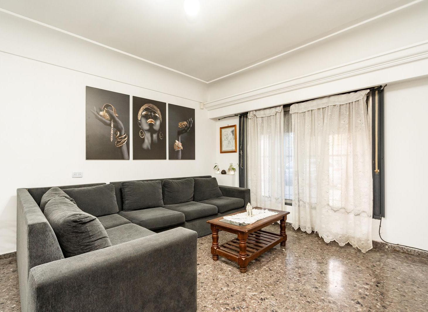 Foto de Venta Casa 5 ambientes con cochera patio y terraza en Monte Castro, imagen 3