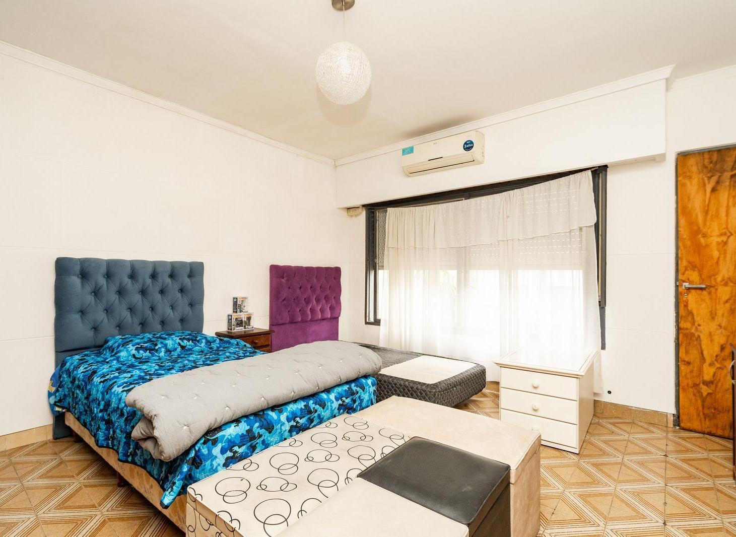 Foto de Venta Casa 5 ambientes con cochera patio y terraza en Monte Castro, imagen 5