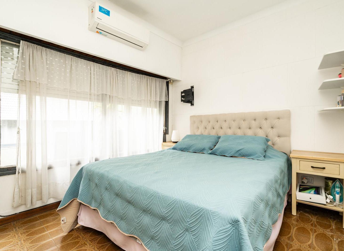 Foto de Venta Casa 5 ambientes con cochera patio y terraza en Monte Castro, imagen 4