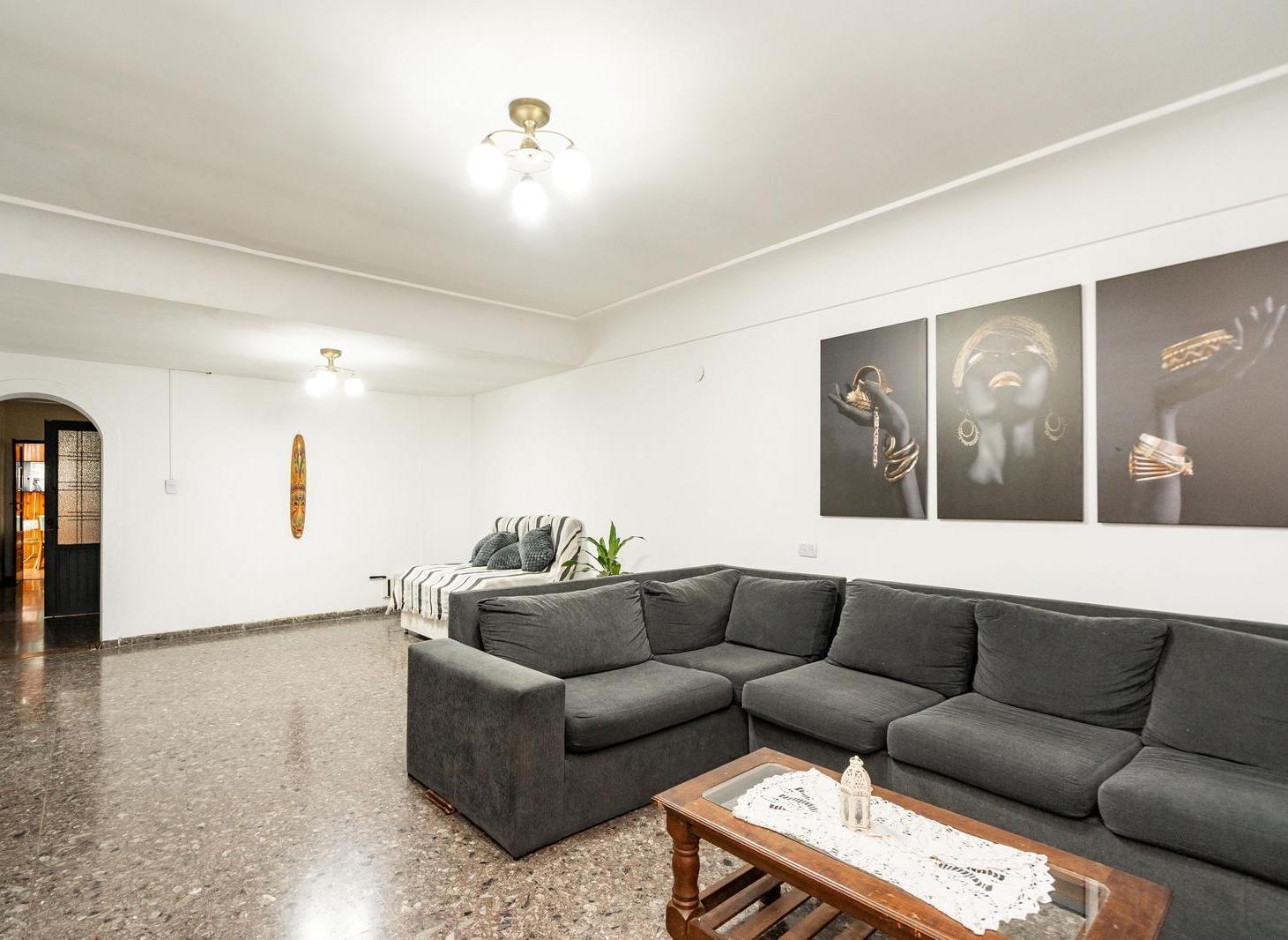 Foto de Venta Casa 5 ambientes con cochera patio y terraza en Monte Castro, imagen 2