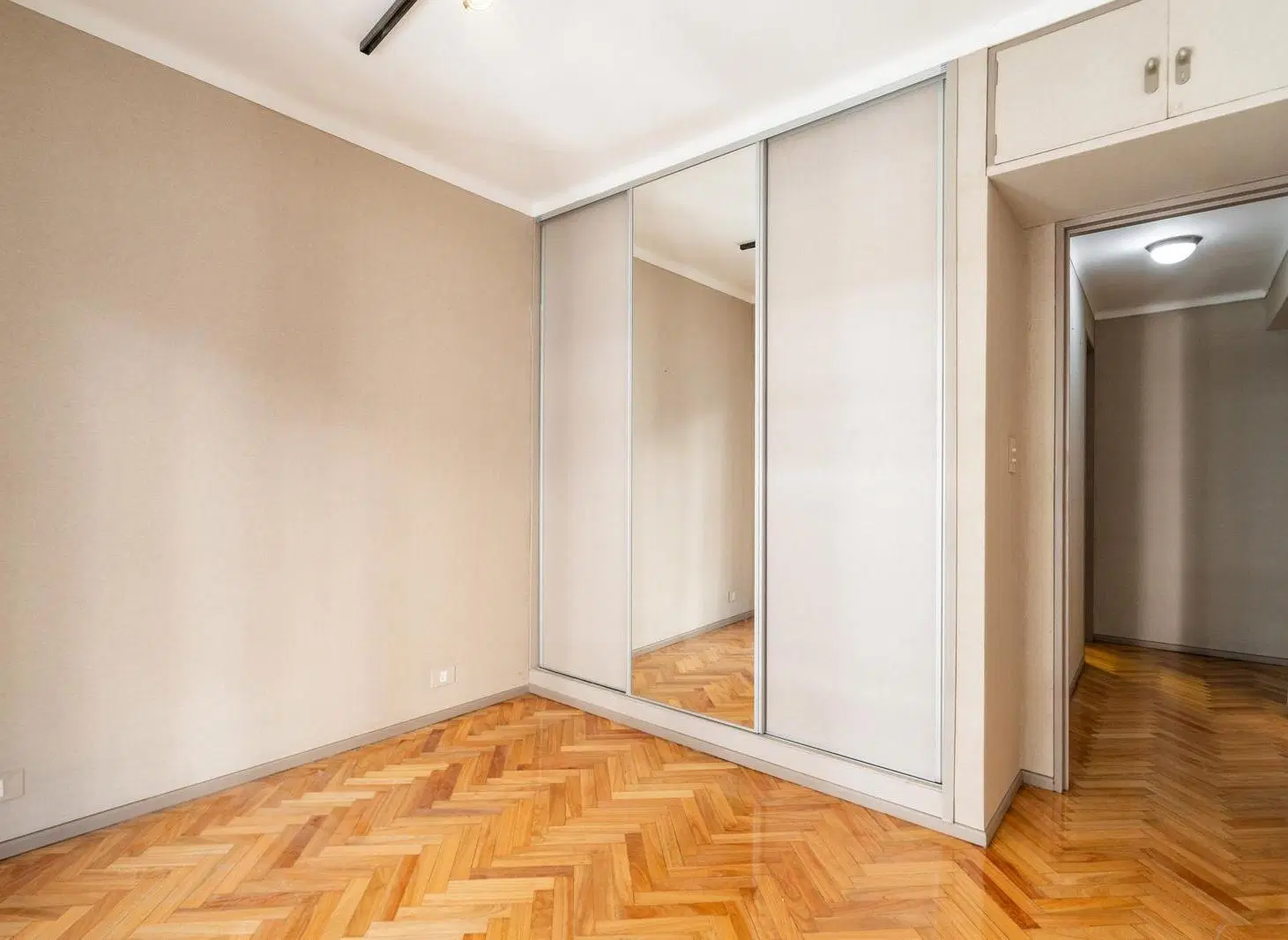 VENTA DEPARTAMENTO 2 AMBIENTES RECICLADO AL FRENTE CON BALCON  EN RECOLETA - APTO CREDITO 4