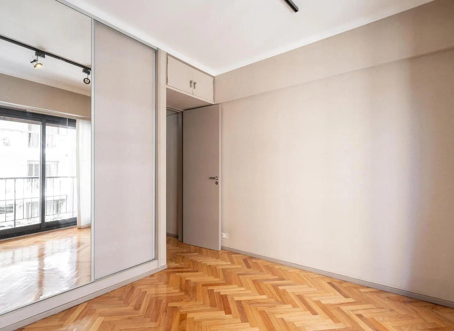 VENTA DEPARTAMENTO 2 AMBIENTES RECICLADO AL FRENTE CON BALCON  EN RECOLETA - APTO CREDITO 2