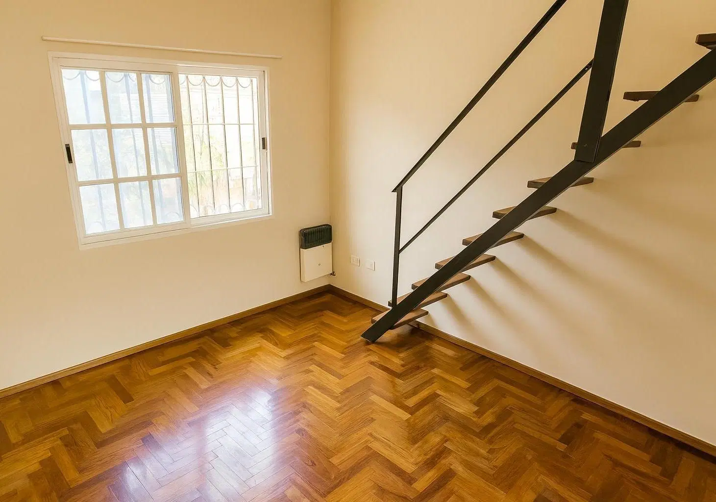 Venta casa en Triplex de 4 Ambientes con altillo,  Cochera y Patio en Aldo Bonzi 2