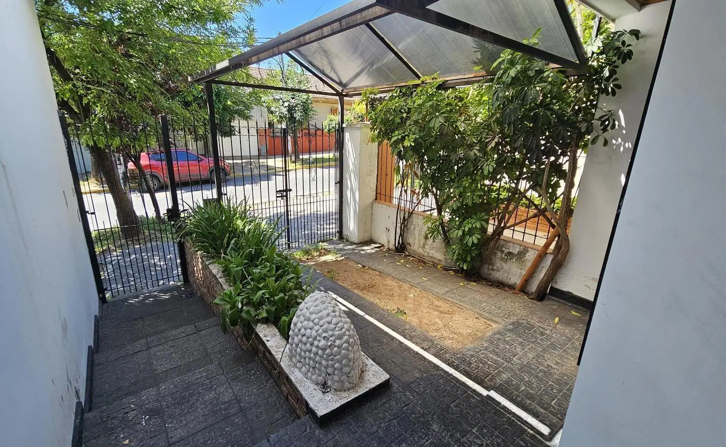 Venta casa en Triplex de 4 Ambientes con altillo,  Cochera y Patio en Aldo Bonzi 3