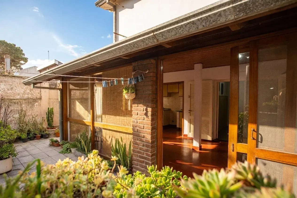VENTA CASA 6 AMBIENTES EN DOS PLANTAS CON COCHERA Y PARQUE 5