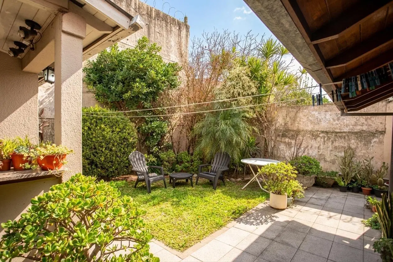 VENTA CASA 6 AMBIENTES EN DOS PLANTAS CON COCHERA Y PARQUE 3