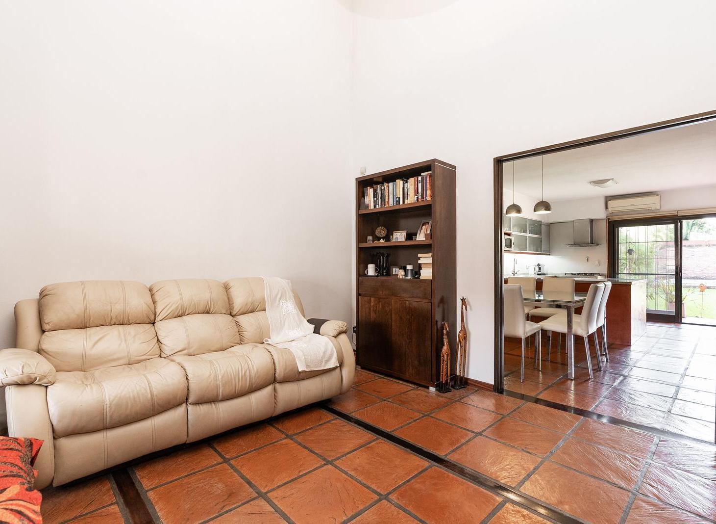 Foto de VENTA CASA CHALET 5 AMBIENTES CON DEPENDENCIA, JARDIN, QUINCHO, PILETA, imagen 4