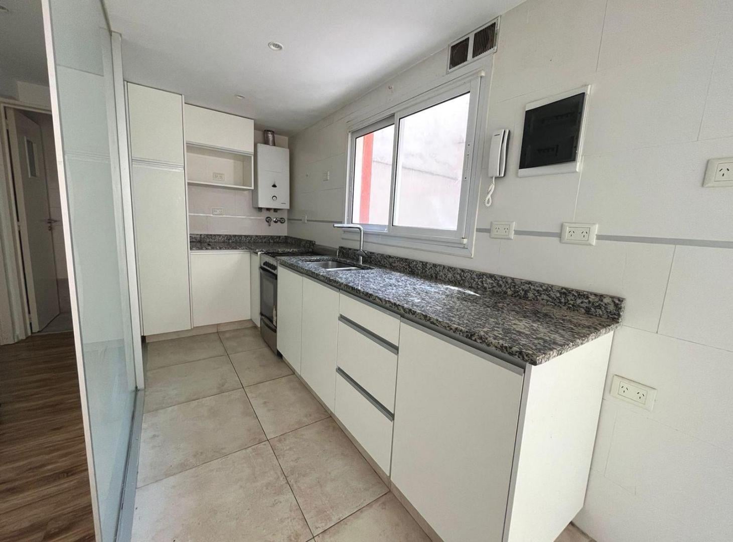 Foto de ALQUILER PROFESIONAL DEPARTAMENTO 3 AMBIENTES CON COCHERA Y BALCON, imagen 3