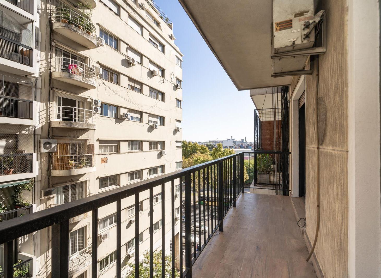Foto de VENTA DEPARTAMENTO 2 AMBIENTES RECICLADO AL FRENTE CON BALCON EN, imagen 2
