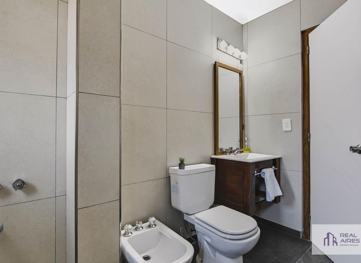 Foto de VENTA CASA CHALET 5 AMB CON PARQUE, QUINCHO Y GARAGE, BARRIO PARQUE, imagen 1