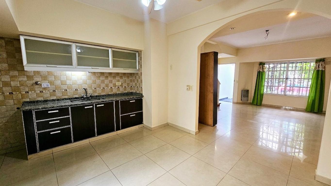 Foto de Venta PH en Triplex de 4 Ambientes mas altillo, Cochera y Patio en Aldo, imagen 2