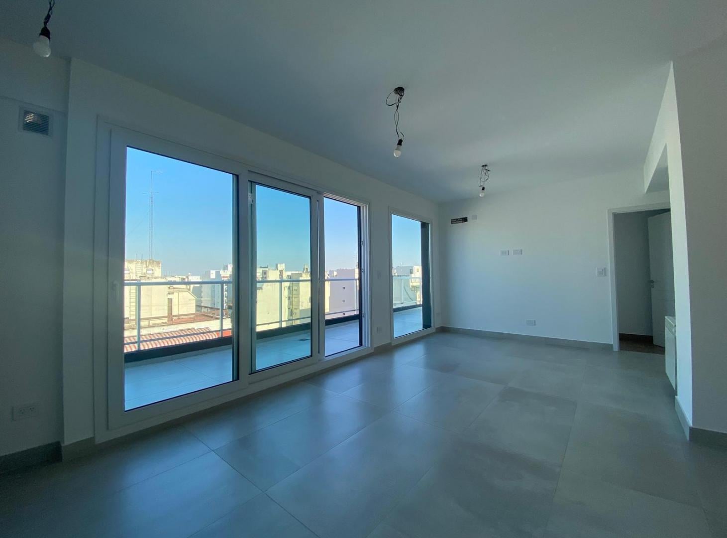 Foto de VENTA DEPARTAMENTO 2 AMBIENTES CON GRAN TERRAZA EN L Y PARRILLA A, imagen 2