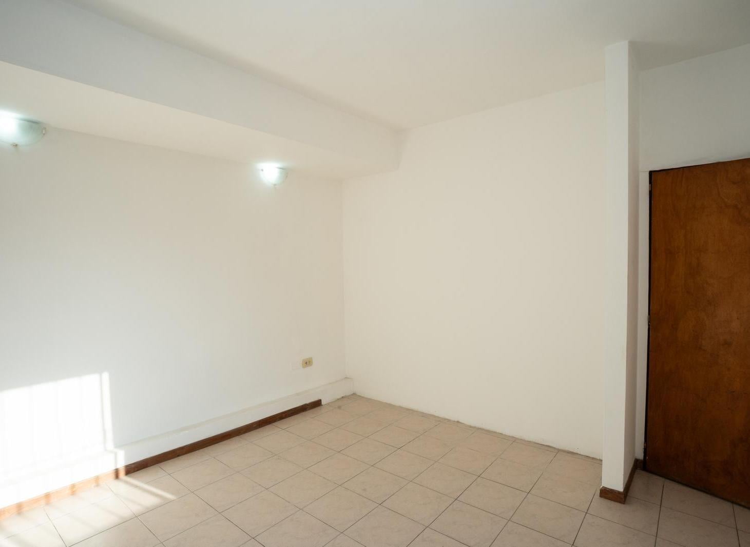 Foto de VENTA DEPARTAMENTO 2 AMBIENTES CON BALCON Y COCHERA VALENTIN ALSINA, imagen 1