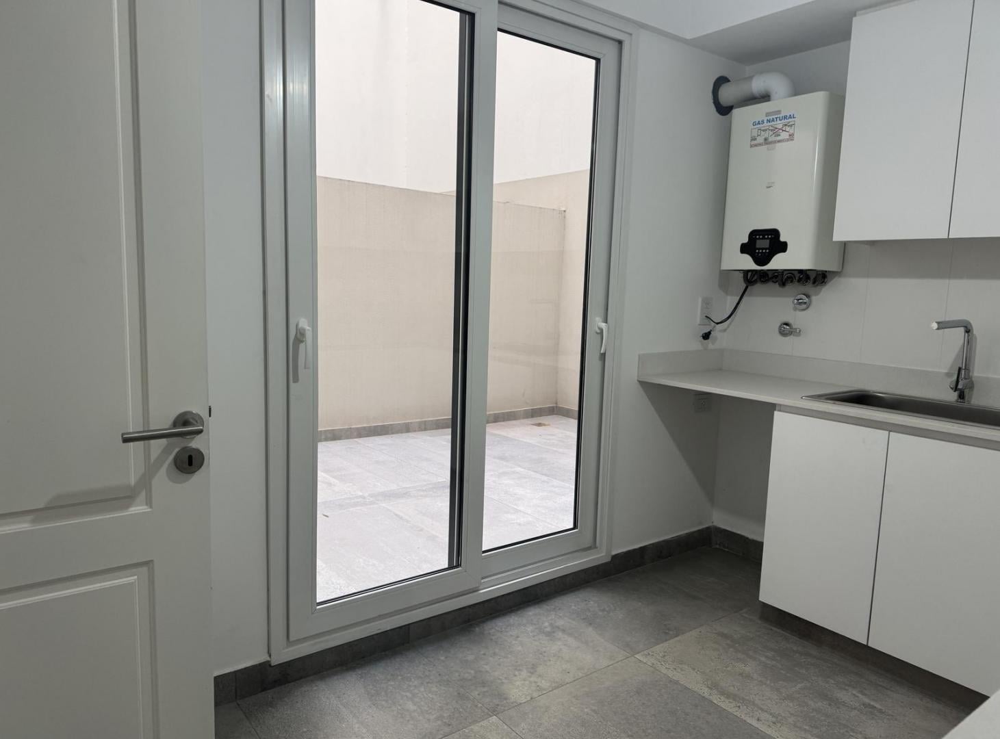 Foto de VENTA DEPARTAMENTO 3 AMBIENTES A ESTRENAR CON PATIO Y BALCÓN CON, imagen 2