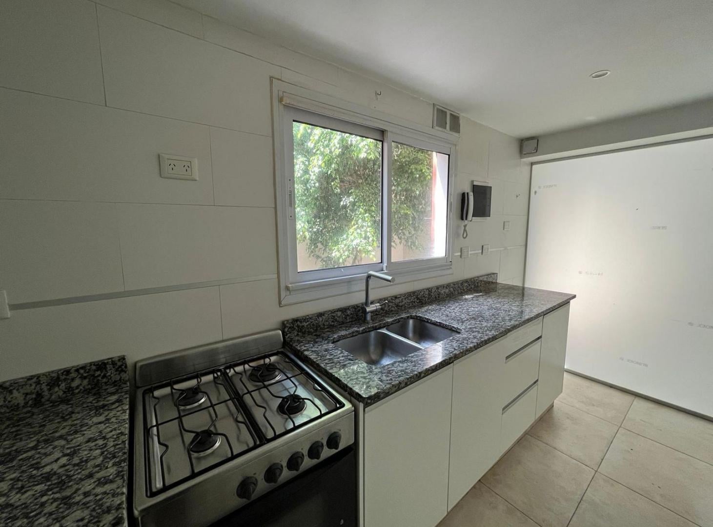 Foto de ALQUILER PROFESIONAL DEPARTAMENTO 3 AMBIENTES CON COCHERA Y BALCON, imagen 3