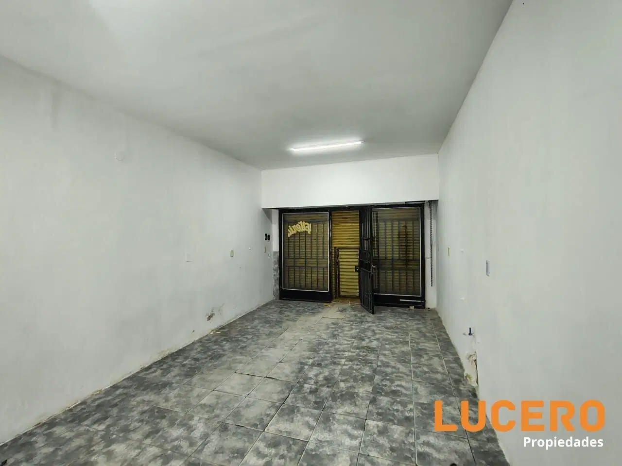LOCAL COMERCIAL EN MORÓN SUR 5