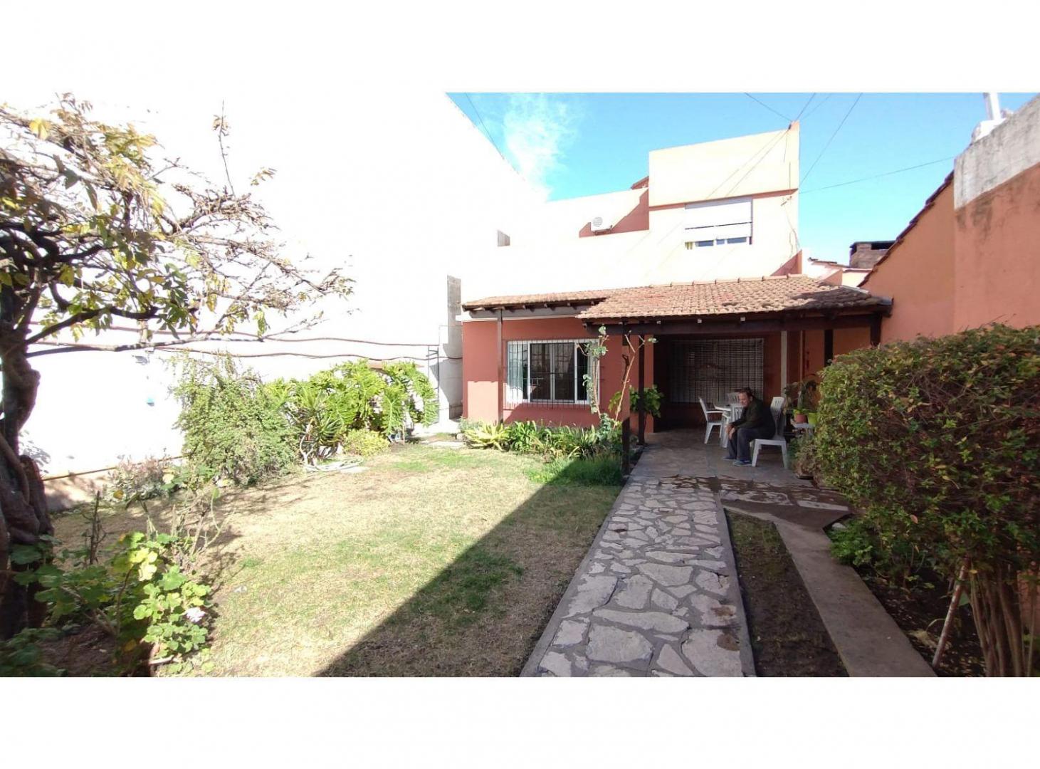 EXCELENTE VIVIENDA EN BLOQUE + 2 LOCALES