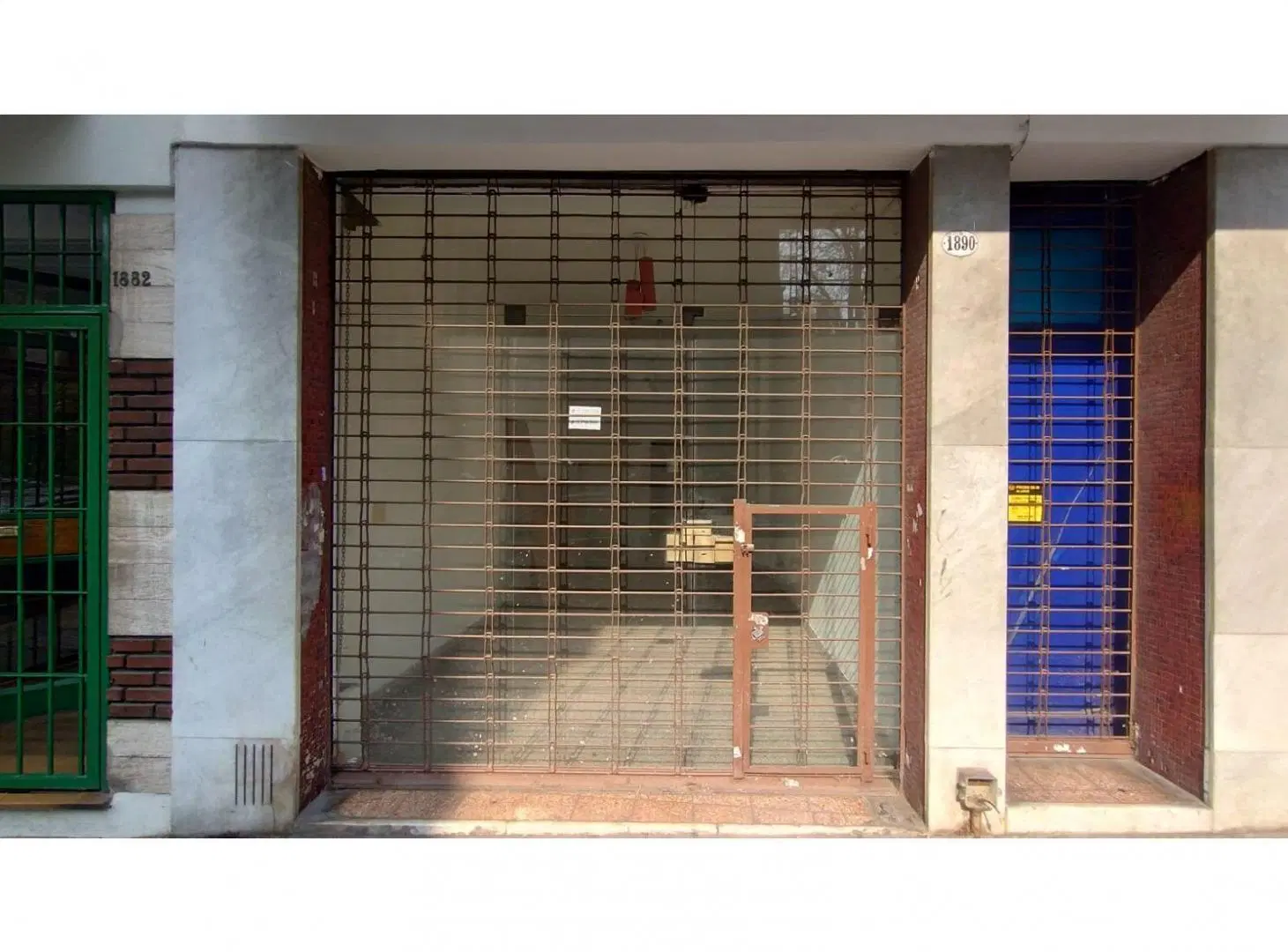 EN VENTA LOCAL EN BALVANERA 4