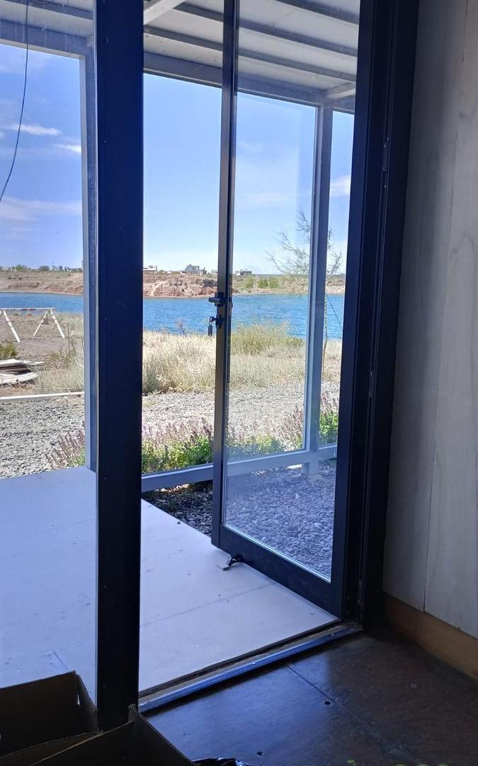 Foto de VENTA | Diseño moderno, amplios ventanales y una increíble vista al lago Mari Menuco., imagen 3