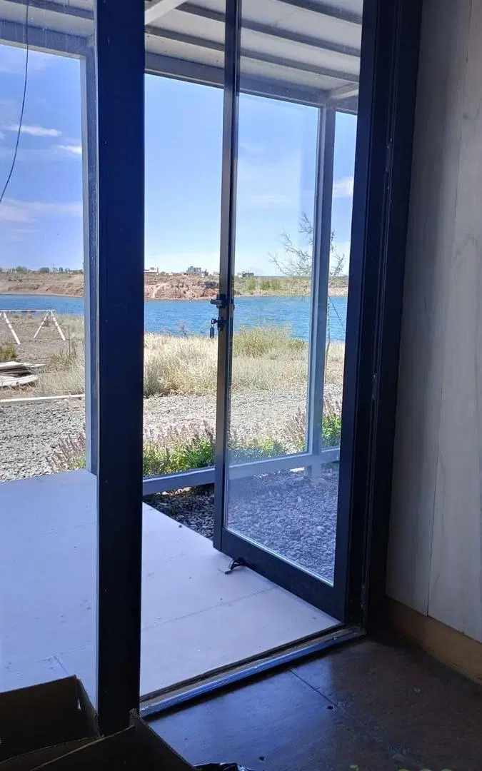 VENTA | Diseño moderno, amplios ventanales y una increíble vista al lago Mari Menuco. 3