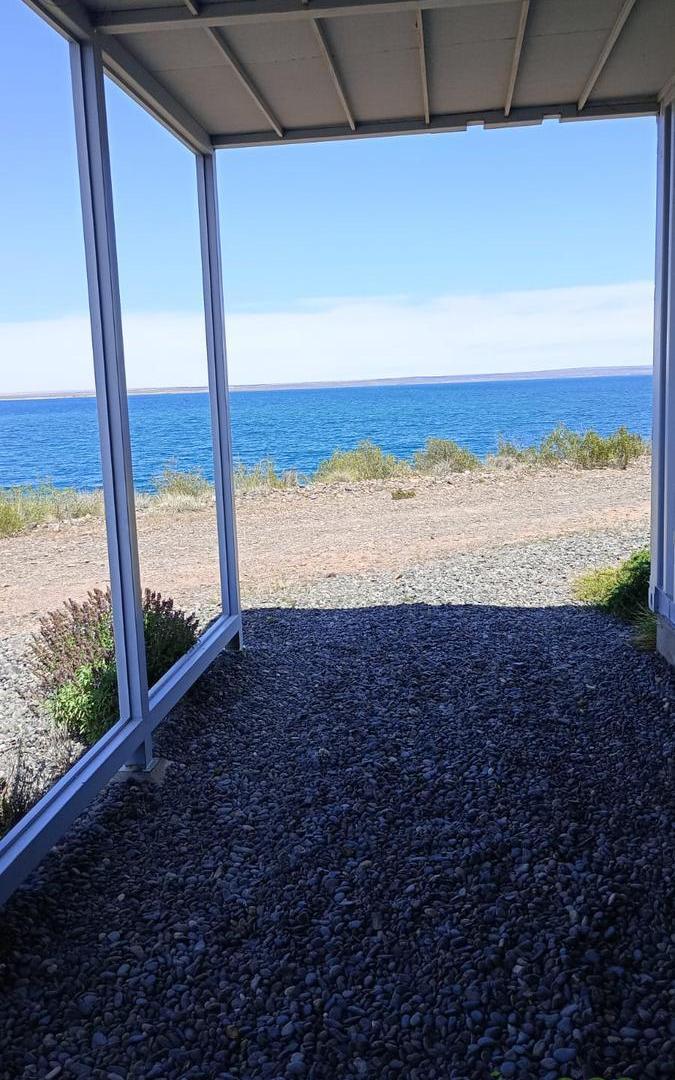 Foto de VENTA | Diseño moderno, amplios ventanales y una increíble vista al lago Mari Menuco., imagen 4