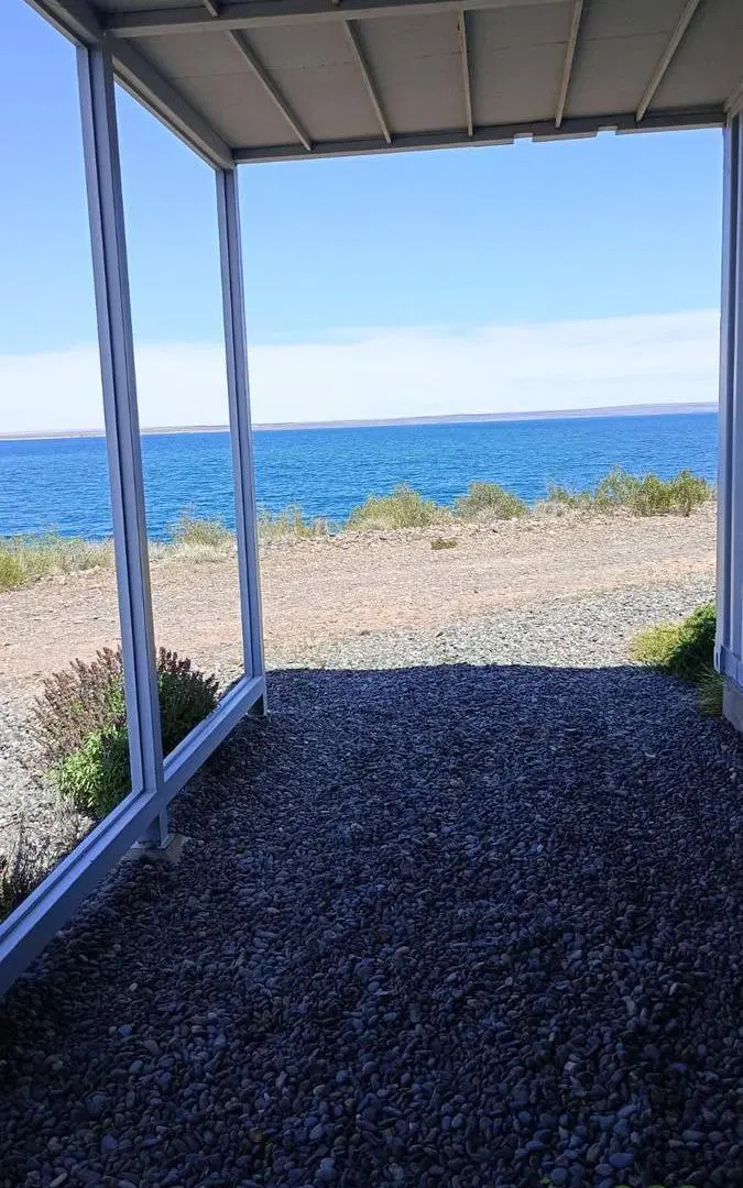 VENTA | Diseño moderno, amplios ventanales y una increíble vista al lago Mari Menuco. 4