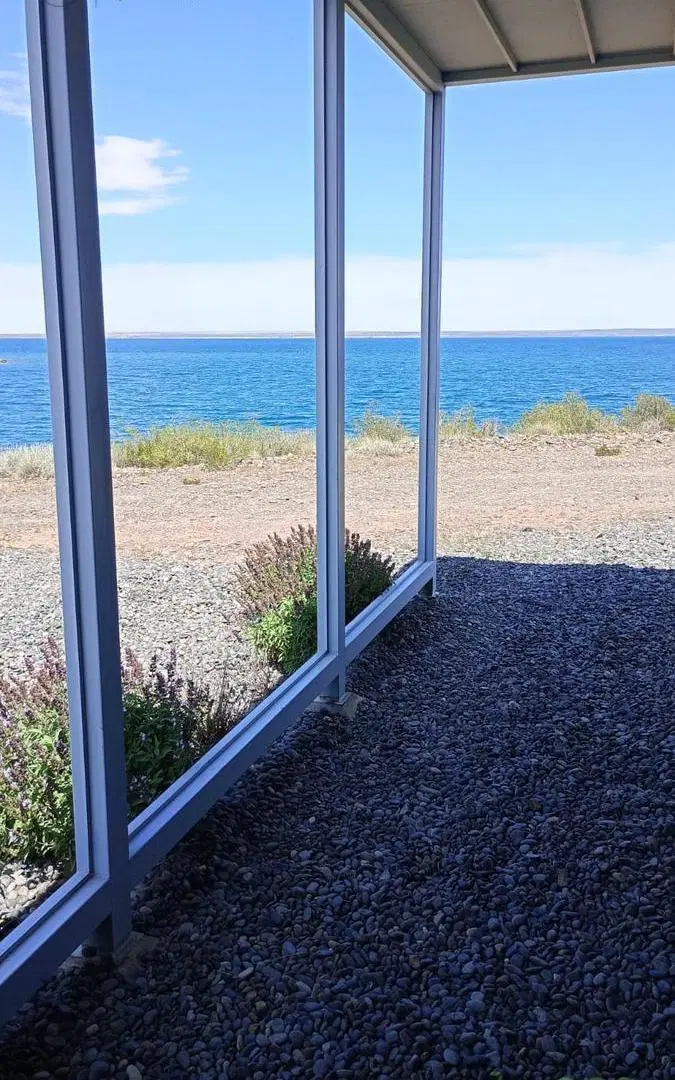 VENTA | Diseño moderno, amplios ventanales y una increíble vista al lago Mari Menuco. 5