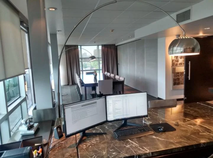 Excelentes Oficinas en Alquiler en TORRE FRAGUEIRO con balcón Capitalinas 4